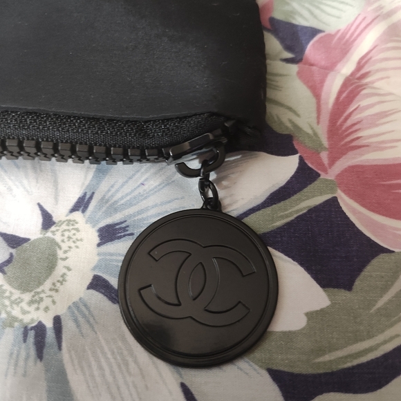 Nylon Novelty Essential Pouch And iPad Holder For Protection - Picture 3 of 7